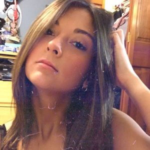 Meet your Poshers, Alyssa & Nikki (a sis duo)